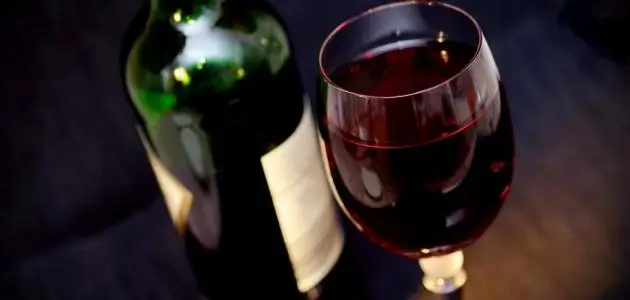 تفسير شرب الخمر في المنام: المعاني والدلالات عند المفسرين