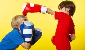كيف أجعل ابني يدافع عن نفسه: 10 استراتيجيات فعالة