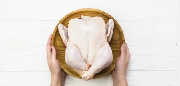 كيف اغسل الدجاج: 7 طرق آمنة للتنظيف والتخلص من الزفر
